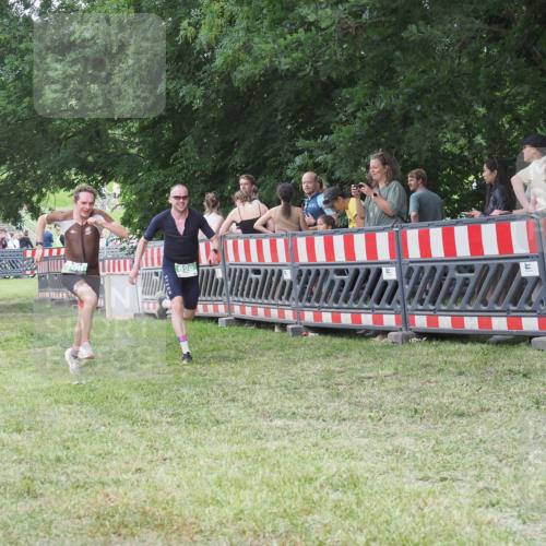 21.06.2025 - 27. Vierlanden-Triathlon KatJ http://msf.ph/oto/8017200 15.06.2025 13:16:21 Ziel 696, 708 meine-sportfotos.de