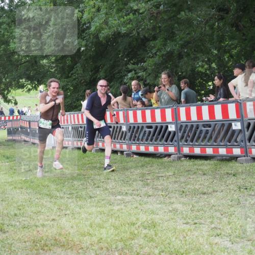 21.06.2025 - 27. Vierlanden-Triathlon KatJ http://msf.ph/oto/8017214 15.06.2025 13:16:21 Ziel 696, 708 meine-sportfotos.de