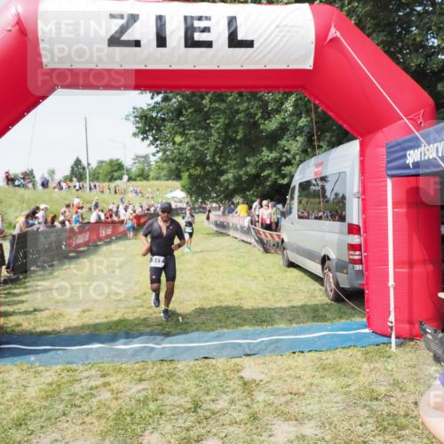 21.06.2025 - 27. Vierlanden-Triathlon MichiJ http://msf.ph/oto/8017219 15.06.2026 11:33:15 Ziel 317, 508, 606 meine-sportfotos.de