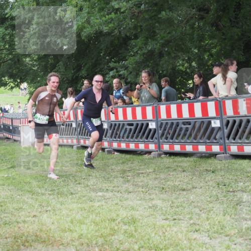 21.06.2025 - 27. Vierlanden-Triathlon KatJ http://msf.ph/oto/8017220 15.06.2025 13:16:21 Ziel 696, 708 meine-sportfotos.de