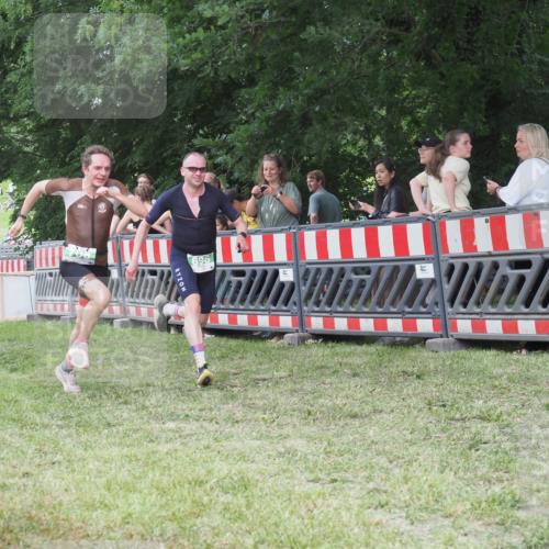 21.06.2025 - 27. Vierlanden-Triathlon KatJ http://msf.ph/oto/8017225 15.06.2025 13:16:21 Ziel 696, 708 meine-sportfotos.de