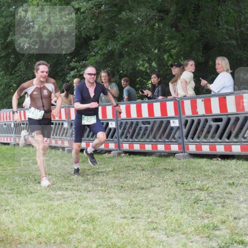 21.06.2025 - 27. Vierlanden-Triathlon KatJ http://msf.ph/oto/8017237 15.06.2025 13:16:21 Ziel 696, 708 meine-sportfotos.de