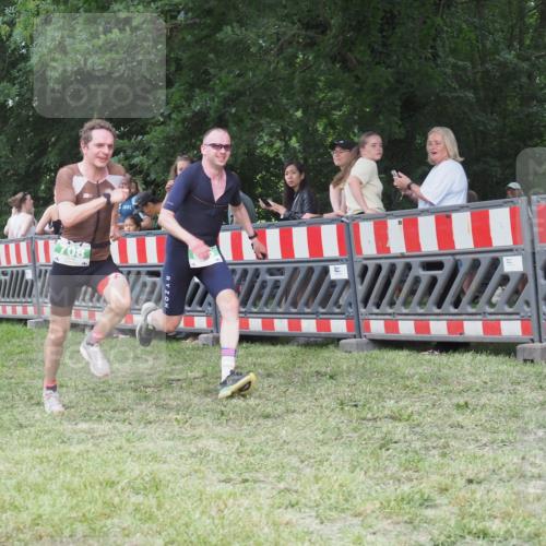 21.06.2025 - 27. Vierlanden-Triathlon KatJ http://msf.ph/oto/8017245 15.06.2025 13:16:22 Ziel 70, 696, 708 meine-sportfotos.de