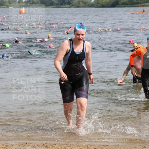 15.06.2025 - 27. Vierlanden-Triathlon Lena Gebhardt http://msf.ph/oto/8017246 15.06.2025 10:15:53 Schwimmen 483, 505, 547, 577, 590, 606, 612, 630 meine-sportfotos.de