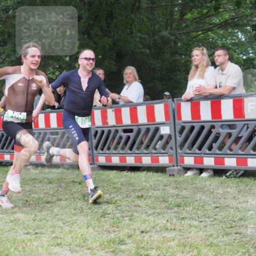 21.06.2025 - 27. Vierlanden-Triathlon KatJ http://msf.ph/oto/8017260 15.06.2025 13:16:22 Ziel 70, 696, 708 meine-sportfotos.de
