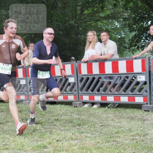 21.06.2025 - 27. Vierlanden-Triathlon KatJ http://msf.ph/oto/8017270 15.06.2025 13:16:22 Ziel 70, 696, 708 meine-sportfotos.de