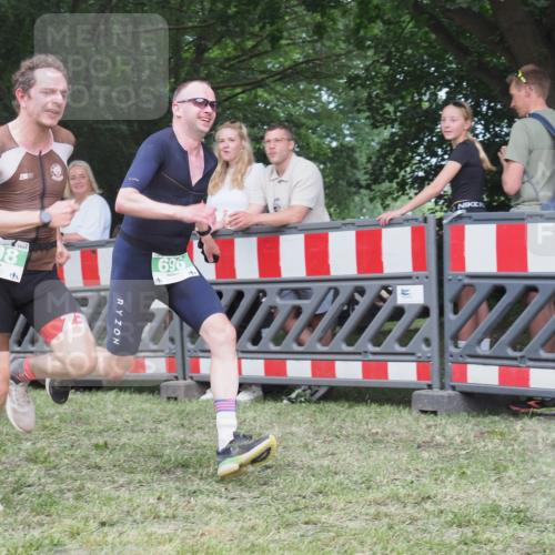 21.06.2025 - 27. Vierlanden-Triathlon KatJ http://msf.ph/oto/8017278 15.06.2025 13:16:22 Ziel 70, 696, 708 meine-sportfotos.de