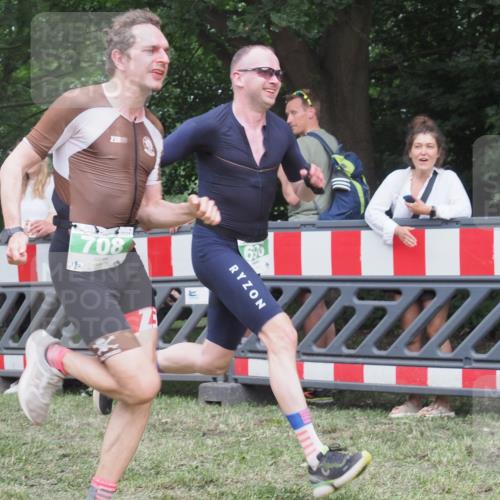 21.06.2025 - 27. Vierlanden-Triathlon KatJ http://msf.ph/oto/8017297 15.06.2025 13:16:22 Ziel 70, 696, 708 meine-sportfotos.de