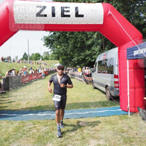 21.06.2025 - 27. Vierlanden-Triathlon MichiJ http://msf.ph/oto/8017298 15.06.2026 11:33:16 Ziel 317, 508, 606 meine-sportfotos.de