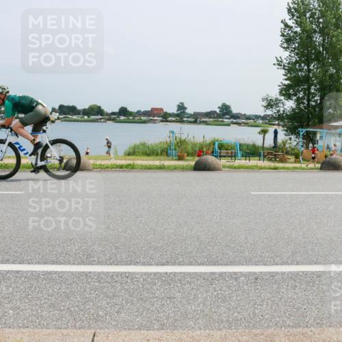 21.06.2025 - 27. Vierlanden-Triathlon H.Heesch http://msf.ph/oto/8017300 15.06.2025 11:58:43 Radfahren 213, 771, 927, 963 meine-sportfotos.de