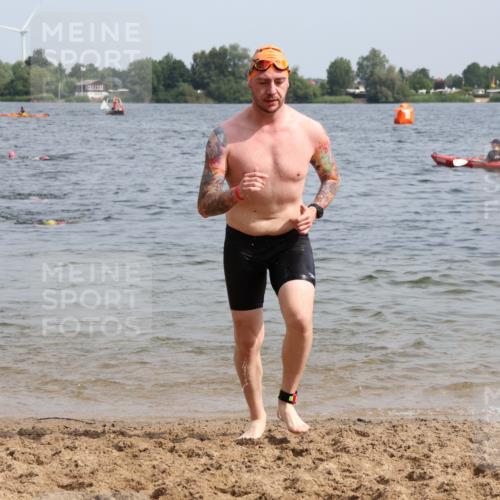 15.06.2025 - 27. Vierlanden-Triathlon Lena Gebhardt http://msf.ph/oto/8017305 15.06.2025 10:15:59 Schwimmen 445, 505, 547, 606, 612, 630 meine-sportfotos.de