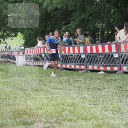 21.06.2025 - 27. Vierlanden-Triathlon KatJ http://msf.ph/oto/8017307 15.06.2025 13:16:31 Ziel 70 meine-sportfotos.de