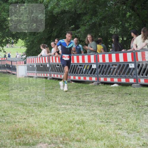 21.06.2025 - 27. Vierlanden-Triathlon KatJ http://msf.ph/oto/8017317 15.06.2025 13:16:31 Ziel 70 meine-sportfotos.de