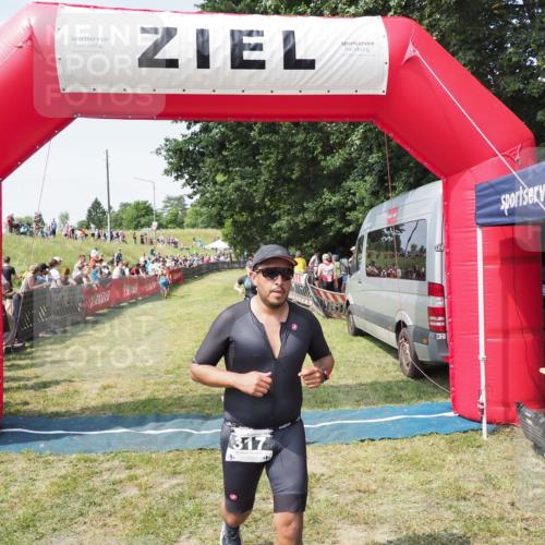 21.06.2025 - 27. Vierlanden-Triathlon MichiJ http://msf.ph/oto/8017328 15.06.2026 11:33:17 Ziel 317, 508, 606 meine-sportfotos.de