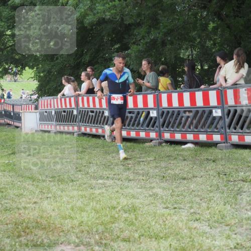 21.06.2025 - 27. Vierlanden-Triathlon KatJ http://msf.ph/oto/8017329 15.06.2025 13:16:31 Ziel 70 meine-sportfotos.de
