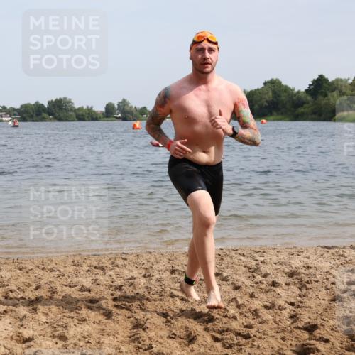 15.06.2025 - 27. Vierlanden-Triathlon Lena Gebhardt http://msf.ph/oto/8017335 15.06.2025 10:16:00 Schwimmen 445, 505, 547, 606, 612 meine-sportfotos.de
