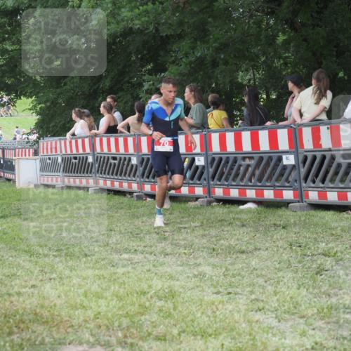 21.06.2025 - 27. Vierlanden-Triathlon KatJ http://msf.ph/oto/8017336 15.06.2025 13:16:32 Ziel 70 meine-sportfotos.de