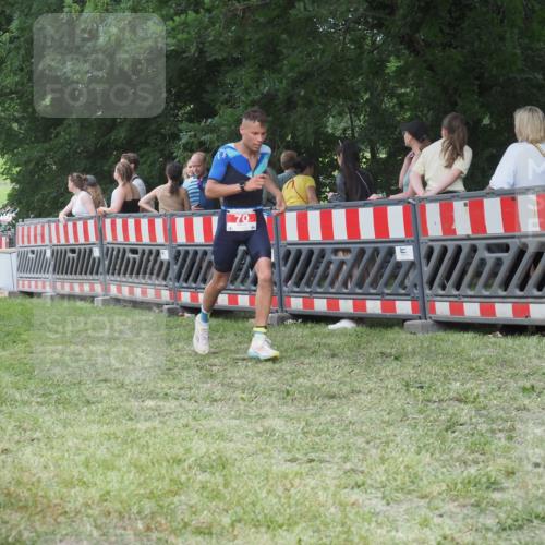 21.06.2025 - 27. Vierlanden-Triathlon KatJ http://msf.ph/oto/8017343 15.06.2025 13:16:32 Ziel 70 meine-sportfotos.de