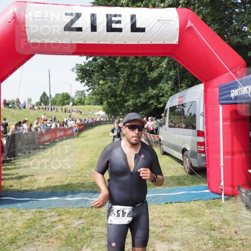 21.06.2025 - 27. Vierlanden-Triathlon MichiJ http://msf.ph/oto/8017344 15.06.2026 11:33:17 Ziel 317, 508, 606 meine-sportfotos.de