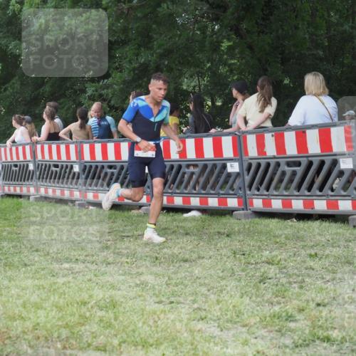 21.06.2025 - 27. Vierlanden-Triathlon KatJ http://msf.ph/oto/8017350 15.06.2025 13:16:32 Ziel 70 meine-sportfotos.de