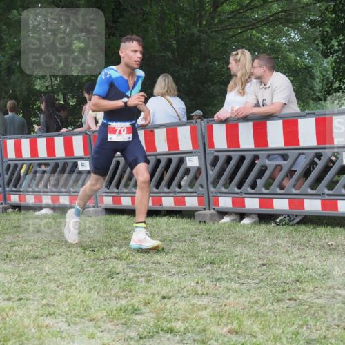 21.06.2025 - 27. Vierlanden-Triathlon KatJ http://msf.ph/oto/8017358 15.06.2025 13:16:32 Ziel 70 meine-sportfotos.de