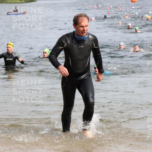 15.06.2025 - 27. Vierlanden-Triathlon Lena Gebhardt http://msf.ph/oto/8017359 15.06.2025 10:16:03 Schwimmen 445, 547, 606, 612 meine-sportfotos.de