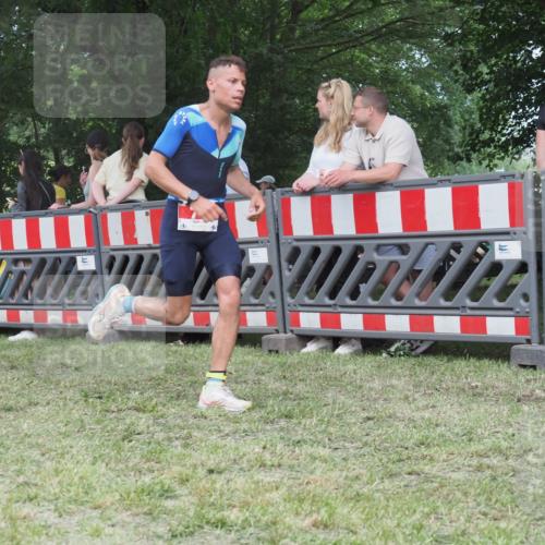 21.06.2025 - 27. Vierlanden-Triathlon KatJ http://msf.ph/oto/8017368 15.06.2025 13:16:33 Ziel 70 meine-sportfotos.de