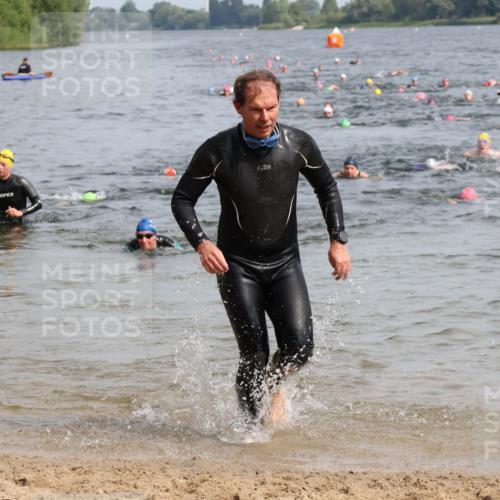 15.06.2025 - 27. Vierlanden-Triathlon Lena Gebhardt http://msf.ph/oto/8017372 15.06.2025 10:16:03 Schwimmen 445, 547, 606, 612 meine-sportfotos.de