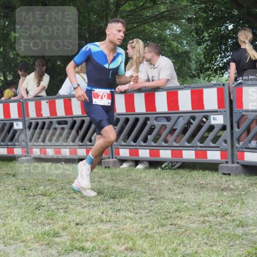 21.06.2025 - 27. Vierlanden-Triathlon KatJ http://msf.ph/oto/8017378 15.06.2025 13:16:33 Ziel 70 meine-sportfotos.de