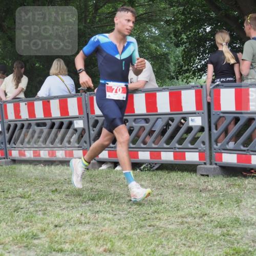 21.06.2025 - 27. Vierlanden-Triathlon KatJ http://msf.ph/oto/8017385 15.06.2025 13:16:33 Ziel 70 meine-sportfotos.de