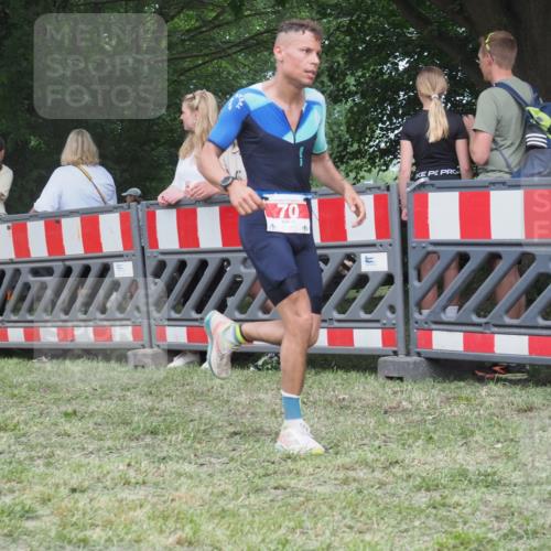 21.06.2025 - 27. Vierlanden-Triathlon KatJ http://msf.ph/oto/8017396 15.06.2025 13:16:33 Ziel 70 meine-sportfotos.de