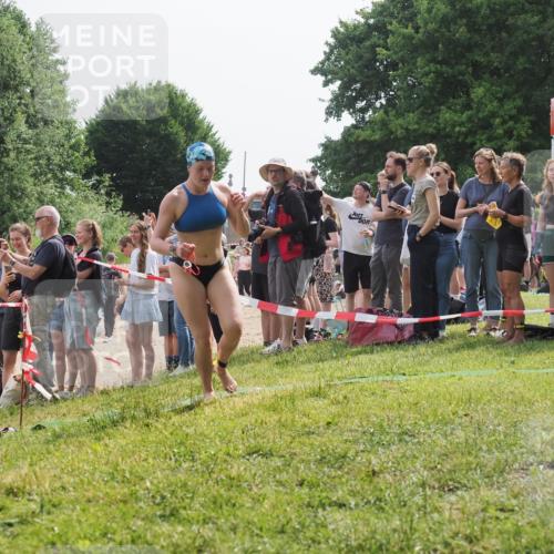 15.06.2025 - 27. Vierlanden-Triathlon KatJ http://msf.ph/oto/8017401 15.06.2025 10:16:48 Schwimmen 501, 516, 604, 633 meine-sportfotos.de
