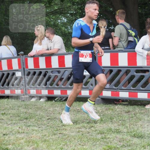 21.06.2025 - 27. Vierlanden-Triathlon KatJ http://msf.ph/oto/8017407 15.06.2025 13:16:33 Ziel 70 meine-sportfotos.de