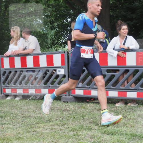 21.06.2025 - 27. Vierlanden-Triathlon KatJ http://msf.ph/oto/8017421 15.06.2025 13:16:33 Ziel 70 meine-sportfotos.de