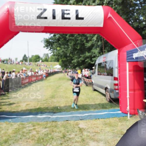 21.06.2025 - 27. Vierlanden-Triathlon MichiJ http://msf.ph/oto/8017429 15.06.2026 11:33:18 Ziel 317, 508, 606 meine-sportfotos.de