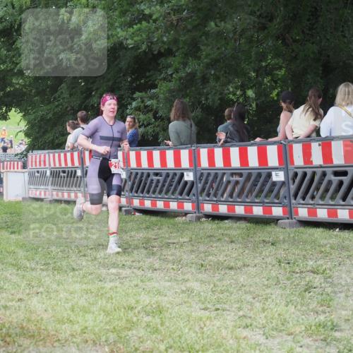 21.06.2025 - 27. Vierlanden-Triathlon KatJ http://msf.ph/oto/8017551 15.06.2025 13:17:37 Ziel 216, 862 meine-sportfotos.de