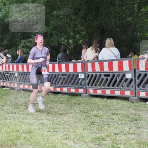 21.06.2025 - 27. Vierlanden-Triathlon KatJ http://msf.ph/oto/8017563 15.06.2025 13:17:38 Ziel 216, 862 meine-sportfotos.de