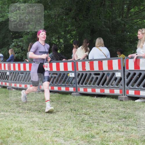 21.06.2025 - 27. Vierlanden-Triathlon KatJ http://msf.ph/oto/8017577 15.06.2025 13:17:38 Ziel 216, 862 meine-sportfotos.de