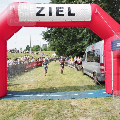 21.06.2025 - 27. Vierlanden-Triathlon MichiJ http://msf.ph/oto/8017582 15.06.2026 11:33:31 Ziel 431, 511 meine-sportfotos.de