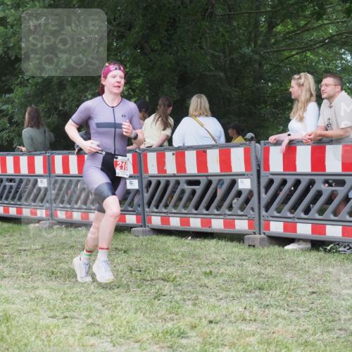 21.06.2025 - 27. Vierlanden-Triathlon KatJ http://msf.ph/oto/8017601 15.06.2025 13:17:38 Ziel 216, 862 meine-sportfotos.de