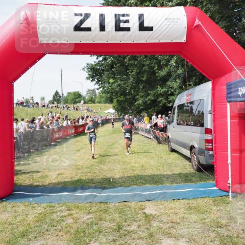 21.06.2025 - 27. Vierlanden-Triathlon MichiJ http://msf.ph/oto/8017611 15.06.2026 11:33:31 Ziel 431, 511 meine-sportfotos.de