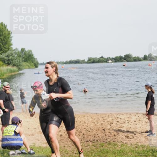 21.06.2025 - 27. Vierlanden-Triathlon MichiJ http://msf.ph/oto/8017621 15.06.2026 10:17:50 Schwimmen 522, 563, 571 meine-sportfotos.de