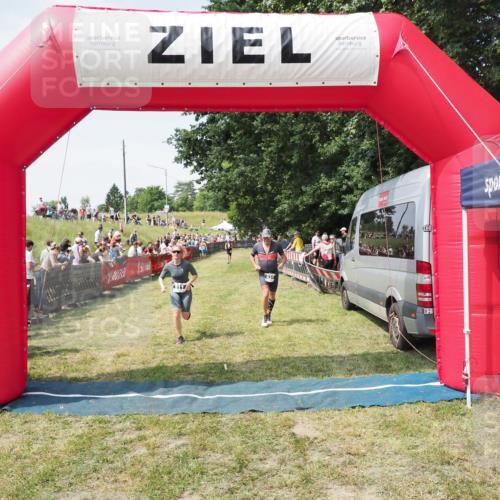21.06.2025 - 27. Vierlanden-Triathlon MichiJ http://msf.ph/oto/8017642 15.06.2026 11:33:32 Ziel 431, 511 meine-sportfotos.de