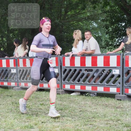 21.06.2025 - 27. Vierlanden-Triathlon KatJ http://msf.ph/oto/8017643 15.06.2025 13:17:39 Ziel 216, 862 meine-sportfotos.de