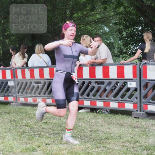 21.06.2025 - 27. Vierlanden-Triathlon KatJ http://msf.ph/oto/8017648 15.06.2025 13:17:39 Ziel 216, 862 meine-sportfotos.de