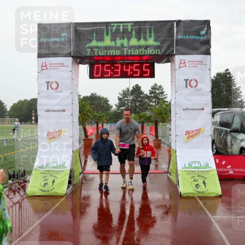 15.06.2025 - 7 Türme Triathlon Michael Strokosch http://msf.ph/oto/8017649 15.06.2025 15:34:55 Ziel  meine-sportfotos.de