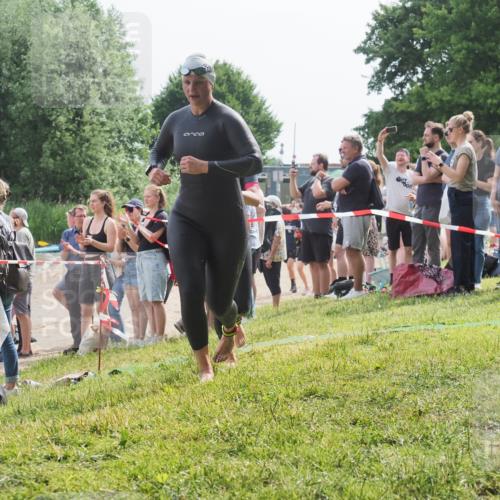 15.06.2025 - 27. Vierlanden-Triathlon KatJ http://msf.ph/oto/8017654 15.06.2025 10:17:01 Schwimmen 471, 484, 501, 551, 566, 567, 595, 610 meine-sportfotos.de