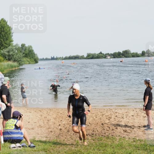 21.06.2025 - 27. Vierlanden-Triathlon MichiJ http://msf.ph/oto/8017663 15.06.2026 10:17:56 Schwimmen 522, 563, 571 meine-sportfotos.de
