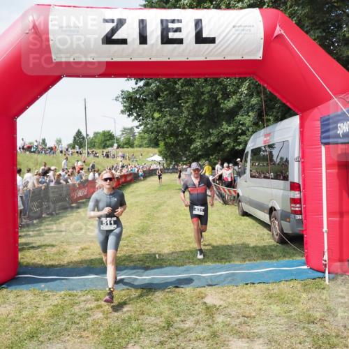 21.06.2025 - 27. Vierlanden-Triathlon MichiJ http://msf.ph/oto/8017713 15.06.2026 11:33:33 Ziel 431, 511 meine-sportfotos.de