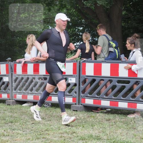 21.06.2025 - 27. Vierlanden-Triathlon KatJ http://msf.ph/oto/8017756 15.06.2025 13:17:45 Ziel 132, 862 meine-sportfotos.de